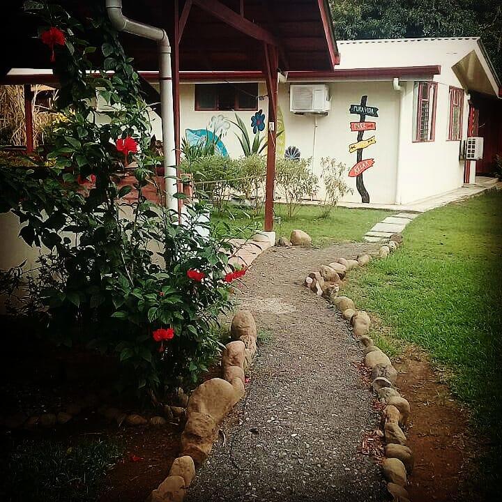 أوفيتا Casa Ballena Eco Hostel المظهر الخارجي الصورة