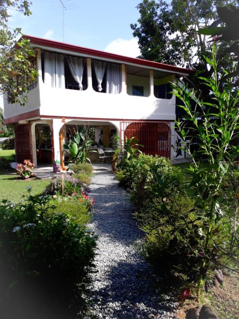 أوفيتا Casa Ballena Eco Hostel المظهر الخارجي الصورة
